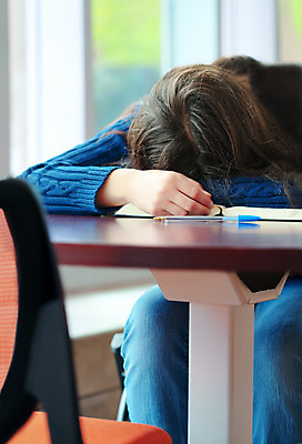 포토 JPG 해외이미지 학생 긴머리 학교 태국 탁자 피곤 한명 동양인 책 머리 잠 스웨터 해외202004 해외포토 1 헤어스타일 교육 아시아 가구 컨셉 상의 사람 인종 신체부위 파일형식 이미지허브