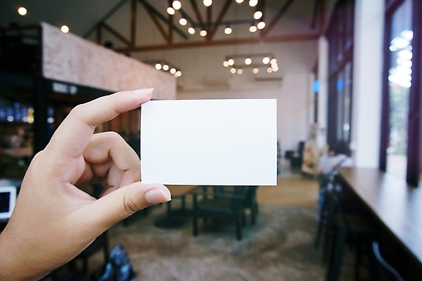 포토 JPG 해외이미지 직업 1 손 여자 종이 백그라운드 컨셉 비즈니스 손가락 선물 사람 정장 사람없음 사무실 우주 디지털 스크린 모니터 쪽지 텔레비전 공백 전시 흰색 표현 잡기 판넬 신용카드 이름 메시지 플랫 신분 시스템 보여주기 시트 고립 마케팅 해외202004 해외포토 옷 컬러 모션 신체부위 금융 전자제품 컴퓨터 파일형식 이미지허브