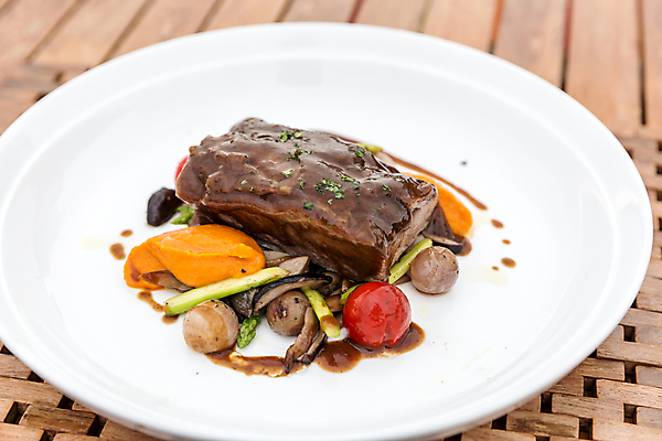 포토 JPG 해외이미지 음식 조각 토마토 마늘 돼지고기 스테이크 요리 사람없음 식사 저녁식사 당근 소고기 우아함 굽기 지중해 느림 갈비뼈 해외202004 해외포토 바다 컨셉 채소 뼈 뿌리채소 서양음식 육류 구이 파일형식 이미지허브