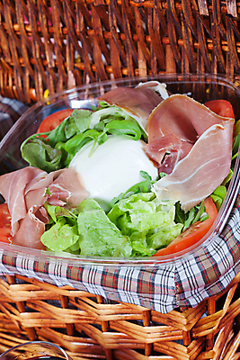 포토 JPG 해외이미지 음식 다이어트 토마토 채소 재료 치즈 패스트푸드 건강 요리 사람없음 빨간색 여름 요식업 와인 이탈리아 샐러드 신선 햄 점심식사 루꼴라 오레가노 해외202004 해외포토 계절 유럽 산업 컬러 유제품 주류 육류 식사 인스턴트 파일형식 이미지허브