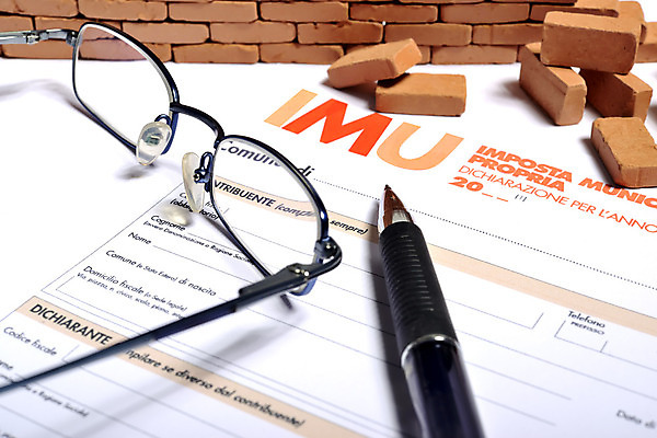 포토 JPG 해외이미지 유럽 안경 비즈니스 벽돌 노동자 주택 사람없음 건물 금융 단어 사무실 이탈리아 유로 비즈니스맨 재산 땅 서식 일반 개선 빚 고립 세금 수입 위기 정부 진짜 특별함 과세 해외202004 해외포토 직업 문자 건축물 잡화 남자 나라 컨셉 돈 경제 직장인 파일형식 이미지허브