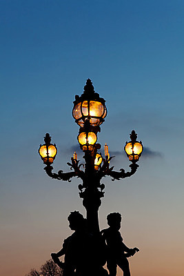포토 JPG 해외이미지 가로등 건축양식 조명 풍경 사람없음 야외 건물 빛 프랑스 도시 야간 파리_프랑스 해외202004 해외포토 자연요소 건축물 공공시설 건축 유럽 파일형식 이미지허브