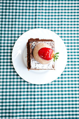 포토 JPG 해외이미지 접시 열매 음식 조각 백그라운드 과일 딸기 디저트 건강 요리 사람없음 장식 케이크 주방 식당 초콜릿 얼음 저녁식사 희망 줄무늬 카페 빵집 흰색 대접 신선 생일 달콤 맛 설탕 굽기 먹기 크림 오브젝트 토핑 뷔페 식용 페스츄리 핸드메이드 해외202004 해외포토 자연요소 식물 식기 기념일 감정 빵 컬러 컨셉 무늬 모션 상점 식사 구이 파일형식 이미지허브