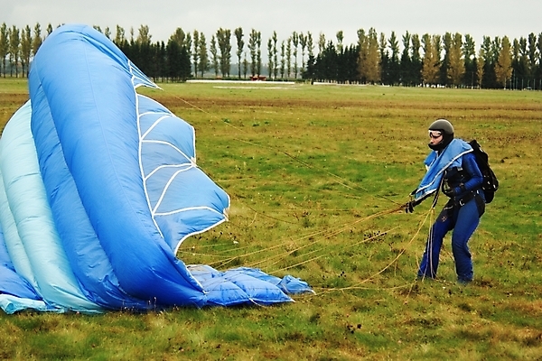 포토 JPG 해외이미지 구름 여자 날개 하늘 날씨 한명 여름 파란색 어둠 침묵 벨트 던지기 계획 헬멧 위험 속도 지원 해외202004 해외포토 자연요소 1 잡화 계절 컬러 컨셉 모션 사람 소리 보호장비 파일형식 이미지허브