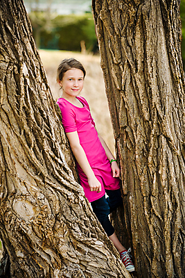 포토 JPG 해외이미지 나무 백인 여자 행복 어린이 포즈 한명 서기 미소 야외 청춘 옛날 해외202004 해외포토 서양인 식물 1 감정 컨셉 모션 표정 사람 파일형식 이미지허브