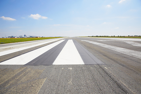 포토 JPG 해외이미지 여행 무늬 교통시설 하늘 사람없음 야외 여름 파란색 햇빛 줄무늬 흰색 공항 아스팔트 방향 도착 항공 사인 시작 출발 도로표지판 활주로 이륙 떠남 무한 방법 직진 착륙 처음 카피스페이스 해외202004 해외포토 계절 도로 길 컬러 교통 컨셉 모션 태양 공백 표지판 시설 파일형식 이미지허브