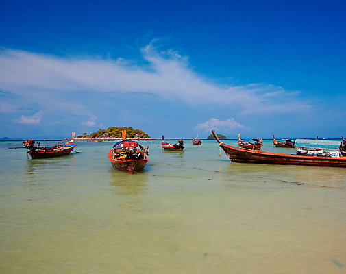 포토 JPG 해외이미지 아시아 모래 바다 섬 여행 태국 자연 하늘 휴가 휴식 풍경 사람없음 물 여름 파란색 맑음 침묵 만 보트 산호 꼬리 암초 석호 안다만 이국적 터키석 파라다이스 해외202004 해외포토 자연요소 계절 나라 컬러 컨셉 배_교통 날씨 소리 자포동물 보석 생태계 파일형식 이미지허브