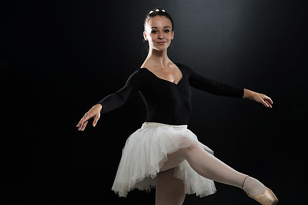 포토 JPG 해외이미지 백인 여자 한명 서기 사람 10대 점프 공연 춤 우아함 발레 발레리나 발레복 해외202004 해외포토 서양인 1 옷 컨셉 모션 청소년 문화예술 이벤트 파일형식 이미지허브