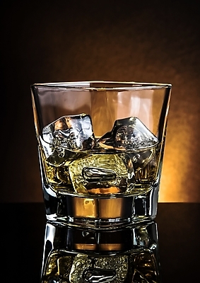 포토 JPG 해외이미지 음료 백그라운드 주류 사람없음 갈색 얼음 침묵 시골 알코올 최고 투명 액체 분위기 붓기 우아함 선택 만취 계산대 큐브 바텐더 중독 버번 브랜디 해외202004 해외포토 자연요소 컬러 컨셉 모션 소리 술취함 파일형식 이미지허브