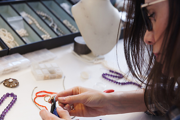 포토 JPG 해외이미지 직업 손 산업 장신구 노동자 한명 금속 장비 도구 공구 반지 업무 작업 작업실 황금 제조 은색 보석 만들기 작업대 핸드메이드 많음 해외202004 해외포토 1 컬러 컨셉 모션 재질 사람 신체부위 광석 파일형식 이미지허브