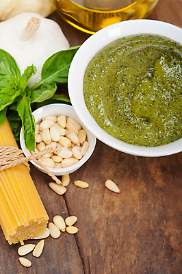 포토 JPG 해외이미지 그릇 파스타 실내 마늘 사람없음 올리브오일 묶기 종지 잣 바질 노끈 스파게티면 파스타면 페스토 나무배경 해외202004 해외포토 식기 줄 백그라운드 채소 모션 서양음식 내부 견과류 면류 소스_음식 기름_음식 파일형식 이미지허브