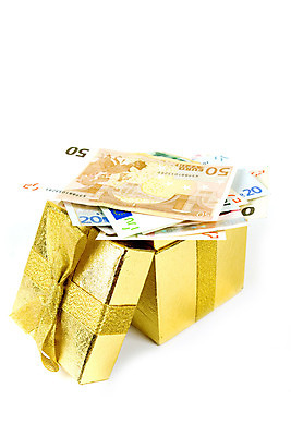 포토 JPG 해외이미지 지도 돈 팔찌 선물 사람없음 금융 빛 상자 갈색 장비 저축 유로 흰색 오픈 재산 황금 주식 보석 가득함 투자 드럼 보물 월급 고립 궤 센트 자금 잭팟 해외202004 해외포토 컬러 비즈니스 장신구 타악기 경제 광석 파일형식 이미지허브