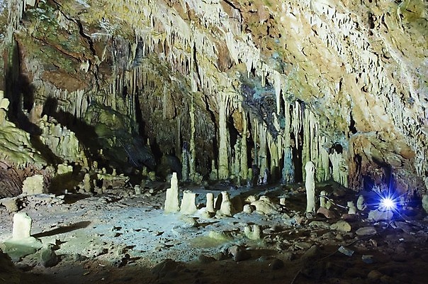 포토 JPG 해외이미지 유럽 지구 벽 여행 자연 사람없음 내부 물 파란색 갈색 노란색 여행객 수중 어둠 흐름 탐험 기둥 보트 복도 터널 동굴 크리스탈 지중해 그리스 지하 발견 내추럴 석회암 옛날 웅장함 종유석 지질 지질학 해외202004 해외포토 자연요소 교육 건축 나라 길 바다 컬러 컨셉 배_교통 사람 암석 광석 생태계 파일형식 이미지허브