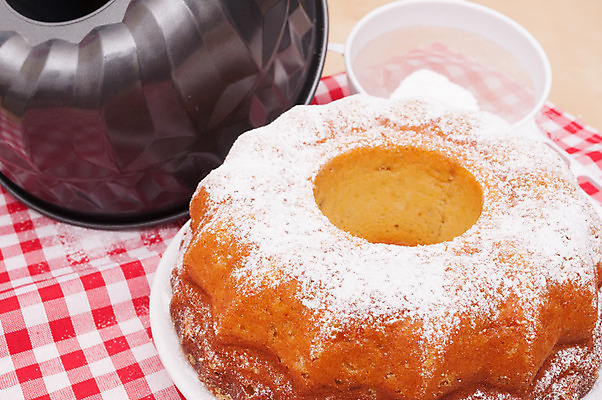 포토 JPG 해외이미지 전통 음식 디저트 사람없음 케이크 주방 빵집 원형 달콤 가루 설탕 굽기 준비 서식 반죽 스펀지 깅엄 페스츄리 핸드메이드 해외202004 해외포토 도형 빵 상점 맛 구이 파일형식 이미지허브