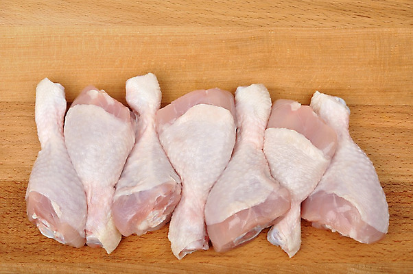 포토 JPG 해외이미지 음식 분홍색 재료 조류 도마 육류 사람없음 목재 치킨 흰색 신선 날것 내추럴 고립 드럼스틱 해외202004 해외포토 나무 동물 컬러 식재료 주방용품 닭고기요리 파일형식 이미지허브