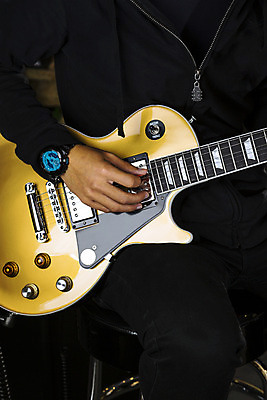 포토 JPG 해외이미지 1 라이프스타일 손 남자 문화 음악 백그라운드 손가락 놀이 한명 서기 사람 앉기 소년 성인 취미 검은색 소리 콘서트 공연 연주자 음악가 기구 기타 표현 잡기 악단 닫기 스웨터 예술가 펑키 기타리스트 뮤지컬 베이스 블루스 인기 팝 플레이어 해외202004 해외포토 직업 어린이 컬러 상의 모션 현악기 문화예술 이벤트 생활 신체부위 파일형식 이미지허브