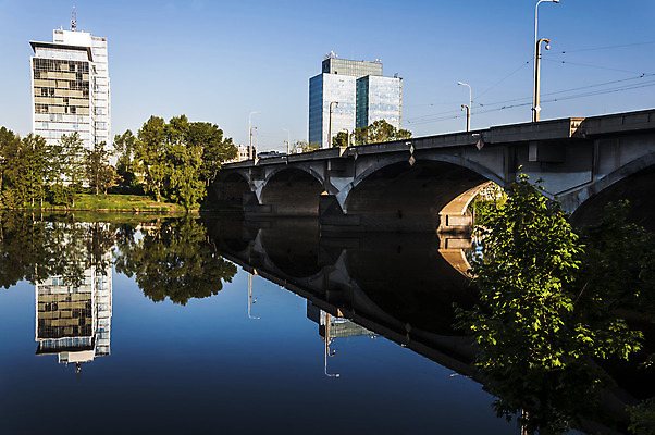 포토 JPG 해외이미지 유럽 도로 건축양식 사람없음 건물 강 탑 도시 체코 프라하 타운 공화국 해외202004 해외포토 건축물 건축 나라 길 교통시설 파일형식 이미지허브