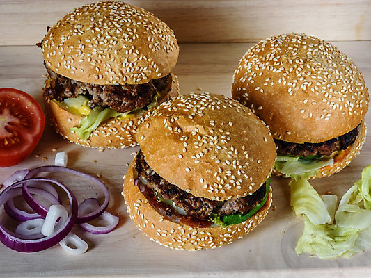 포토 JPG 해외이미지 토마토 패스트푸드 실내 사람없음 햄버거 세개 양상추 나무탁자 수제햄버거 적양파 해외202004 해외포토 채소 탁자 양파 3 내부 인스턴트 파일형식 이미지허브