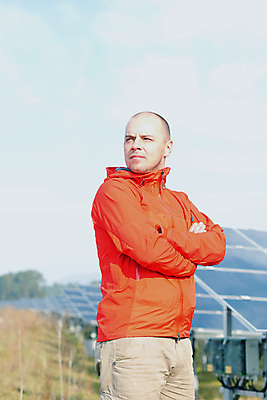 포토 JPG 해외이미지 주간 남자 하늘 한명 상반신 성인 야외 옆모습 팔짱 태양에너지 집열판 성인남자한명만 해외202004 해외포토 자연요소 1 뷰포인트 모션 사람 그린에너지 남자한명만 성인남자만 파일형식 이미지허브