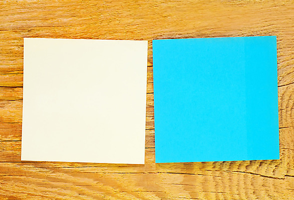 포토 JPG 해외이미지 하늘색 백그라운드 사람없음 하이앵글 사각형 포스트잇 색종이 나무탁자 카피스페이스 해외202004 해외포토 도형 종이 뷰포인트 탁자 파란색 공백 메모지 파일형식 이미지허브