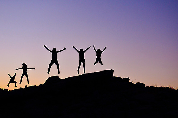 포토 JPG 해외이미지 실루엣 가족 건강 사람없음 평화 점프 그룹 역동적 통일 해외202004 해외포토 컨셉 관계 모션 촬영기법 파일형식 이미지허브