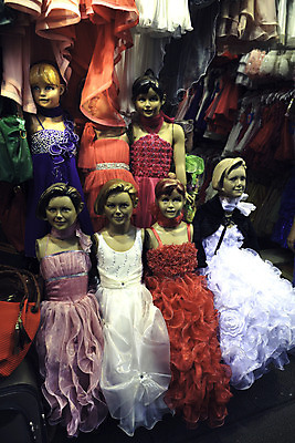 포토 JPG 해외이미지 모델 디자인 옷 여자 안경 인형 셔츠 창문 사람 사람없음 내부 초록색 유행 판매 세일 상점 흰색 직물 시장 쇼핑몰 오브젝트 진열장 소매 꼭두각시 스타일 해외202004 해외포토 잡화 컬러 상의 파일형식 이미지허브