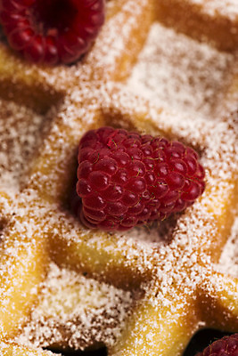 포토 JPG 해외이미지 음식 디저트 사람없음 신선 달콤 맛 가루 설탕 굽기 산딸기 와플 페스츄리 해외202004 해외포토 빵 컨셉 과일 구이 파일형식 이미지허브