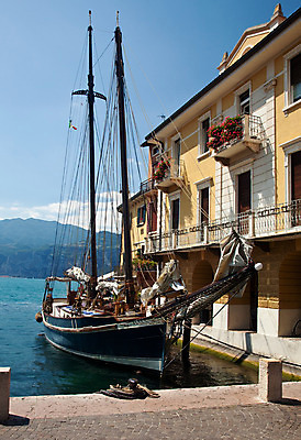 포토 JPG 해외이미지 유럽 호수 여행 요트 자연 하늘 휴가 휴식 산 항해 풍경 사람없음 야외 여름 파란색 컬러풀 항구 맑음 침묵 이탈리아 지중해 그림 휴양지 장면 포트 산악지대 해외202004 해외포토 계절 나라 바다 컬러 컨셉 배_교통 교통시설 날씨 소리 장소 생태계 파일형식 이미지허브