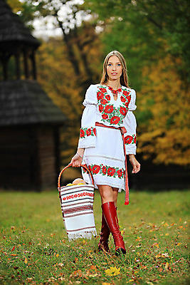 포토 JPG 해외이미지 백인 모델 1 전통 라이프스타일 옷 여자 행복 한명 미소 사람 성인 야외 빨간색 세로 초록색 금발 노란색 유행 바구니 걷기 마을 가을 흰색 시골 싱글 적재 내추럴 우크라이나 전국 혼자 스타일 해외202004 해외포토 서양인 헤어스타일 계절 감정 유럽 컬러 모션 표정 생활 파일형식 이미지허브