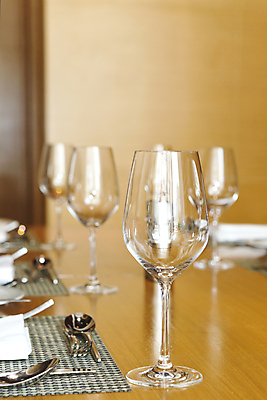 포토 JPG 해외이미지 1 접시 음료 음식 포크 다이어트 와인잔 의자 유리 탁자 호텔 주택 매달리기 건강 사람없음 야외 컵 물 파란색 빛 햇빛 반사 식당 와인 숟가락 식사 저녁식사 식탁보 흰색 축하 바 투명 우아함 떨어짐 은색 시원함 배열 묘사 냅킨 설정 내추럴 해외202004 해외포토 자연요소 식기 컬러 가구 컨셉 술잔 모션 재질 숙소 주류 수저 건물 태양 상점 파일형식 이미지허브