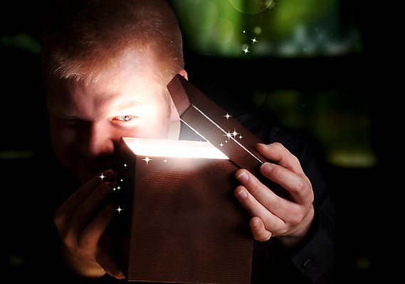 포토 JPG 해외이미지 백인 응시 남자 행복 별 얼굴 크리스마스 겨울 휴가 발렌타인데이 관리 선물 한명 사람 빛 상자 어둠 놀람 펼침 축하 표현 잡기 오픈 생일 야간 기적 엿보기 호기심 공상 패키지 마법 스파이 몽환 해외202004 해외포토 자연요소 서양인 1 시선 계절 기념일 감정 컨셉 모션 데이이벤트 표정 신체부위 파일형식 이미지허브