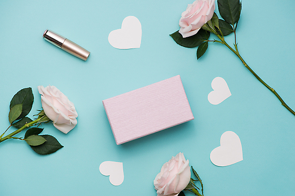 포토 JPG 해외이미지 실내 사람없음 상자 장미 립스틱 하트 파란배경 어머니의날 해외202004 해외포토 모양 기념일 꽃 백그라운드 내부 파란색 화장품 미국문화 파일형식 이미지허브