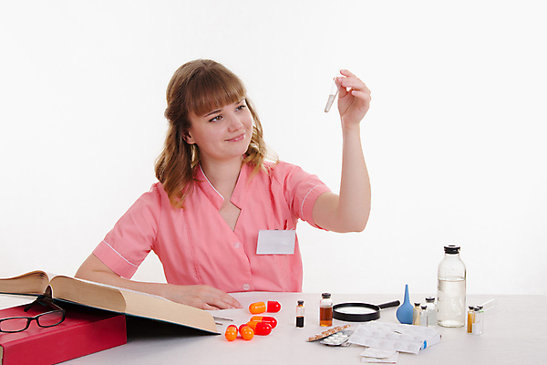 포토 JPG 해외이미지 직업 학생 교육 유럽 돈 가이드 노동자 병원 한명 책 스터디 약 간호사 의사 액체 약국 플라스크 준비 대학교 배지 레시피 수의사 마약 약사 인턴 자격증 해외202004 해외포토 1 나라 비즈니스 의학 학교 실험기구 사람 학습 의료진 재산 증명서 파일형식 이미지허브