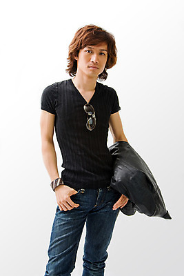 포토 JPG 해외이미지 남자 안경 셔츠 태국 한국 한명 동양인 선글라스 일본 검은색 중국 재킷 코트 흰색 시원함 엉덩이 가죽 고립 해외202004 해외포토 1 잡화 아시아 컬러 상의 사람 인종 신체부위 외투 파일형식 이미지허브