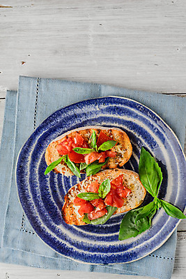 포토 JPG 해외이미지 전통 접시 음식 빵 백그라운드 토마토 채소 탁자 요리 사람없음 목재 빨간색 세로 초록색 파란색 이탈리아 흰색 직물 도자기 양념 먹기 준비 냅킨 바질 브루스케타 채식주의자 비건 해외202004 해외포토 나무 식기 유럽 컬러 가구 재료 모션 채식 파일형식 이미지허브