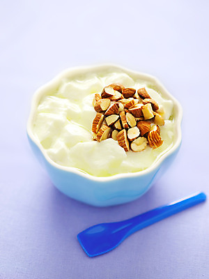 포토 JPG 해외이미지 음식 건강 사람없음 세로 파란색 숟가락 우유 견과류 흰색 신선 사발 아침식사 상쾌 요거트 내추럴 요구르트 칼슘 평야 해외202004 해외포토 감정 컬러 자연 유제품 수저 식사 사기그릇 파일형식 이미지허브
