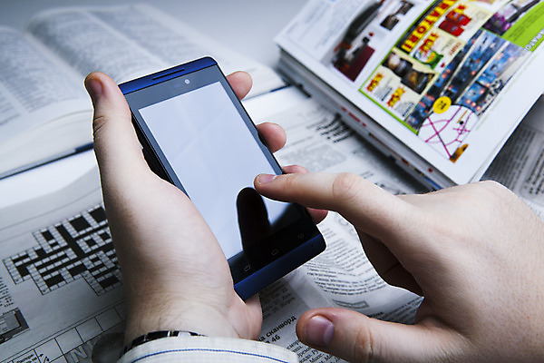 포토 JPG 해외이미지 직업 손 비즈니스 손가락 탁자 사람없음 스마트폰 핸드폰 사무실 정보 업무 신문 쥐 인쇄 전화기 언론 하드웨어 해외202004 해외포토 가구 신체부위 간행물 전자제품 스마트기기 컴퓨터 작업 뉴스 설치류 파일형식 이미지허브