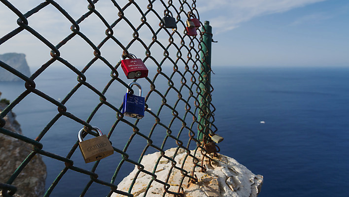 포토 JPG 해외이미지 외관 바다 섬 여행 자연 하늘 등대 자물쇠 사랑 풍경 사람없음 야외 물 파란색 햇빛 평화 맑음 침묵 신혼여행 바위 스페인 지중해 고도 심볼 약속 장면 약혼 카피스페이스 해외202004 해외포토 자연요소 감정 유럽 컬러 결혼 컨셉 날씨 태양 소리 공백 돌_바위 생태계 파일형식 이미지허브