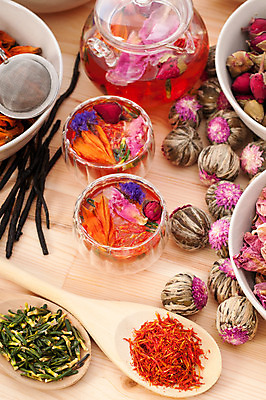 포토 JPG 해외이미지 실내 사람없음 찻잔 찻주전자 나무숟가락 찻잎 꽃차 나무배경 해외202004 공예차 해외포토 백그라운드 주전자 잔 내부 차_음료 숟가락 파일형식 이미지허브