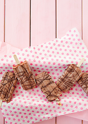 포토 JPG 해외이미지 종이 음식 분홍색 아이스크림 디저트 사탕 사람없음 목재 세로 컬러풀 초콜릿 냉동 레시피 핸드메이드 카피스페이스 해외202004 해외포토 나무 컬러 재료 공백 파일형식 이미지허브