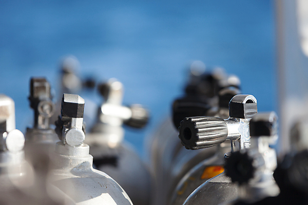 포토 JPG 해외이미지 스포츠 백그라운드 컨셉 휴가 손잡이 취미 해변 사람없음 운동 금속 수영 장비 기구 수상스포츠 호흡 다이빙 기어 실린더 해외202004 해외포토 바다 재질 건강 수중스포츠 파일형식 이미지허브