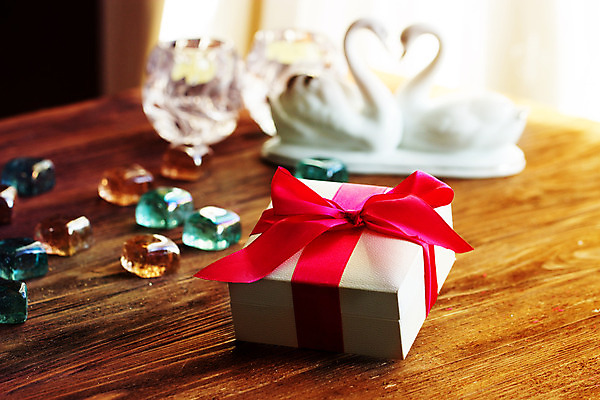 포토 JPG 해외이미지 리본 종이 백그라운드 컨셉 날씨 휴가 아이디어 선물 사랑 사람 이벤트 사람없음 목재 장식 빨간색 상자 갈색 우주 놀람 금지 축하 생일 널 컨테이너 배열 오브젝트 활 싱글 주기 질감 복고 심플 패키지 구식 옛날 포장소품 방식 효과 해외202004 해외포토 나무 기념일 감정 산업 컬러 재료 포장 모션 표정 포장재료 파일형식 이미지허브