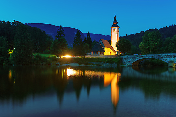 포토 JPG 해외이미지 계절 종교 호수 중년 건축양식 국립공원 사람없음 여름 교회 바위 성자 민물 슬로베니아 옛날 해외202004 해외포토 공원 건축 유럽 종교건축 성인 건물 돌_바위 파일형식 이미지허브