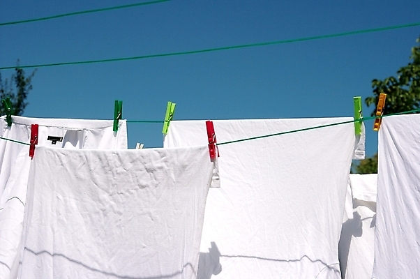 포토 JPG 해외이미지 옷 선 밧줄 가사 하늘 주택 건조 사람없음 야외 여름 파란색 정원 맑음 봄 흰색 직물 신선 업무 코드 씻기 빨래 빨랫줄 옷걸이 드라이어 뒤뜰 위생관리 해외202004 해외포토 계절 줄 컬러 날씨 관리 건물 청결 미용용품 작업 파일형식 이미지허브