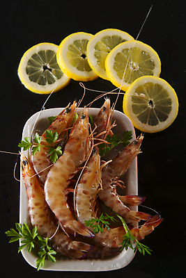 포토 JPG 해외이미지 그릇 잎 검은배경 새우 실내 사람없음 신선 레몬 담기 슬라이스 해외202004 해외포토 식물 식기 백그라운드 과일 모션 갑각류 내부 검은색 파일형식 이미지허브