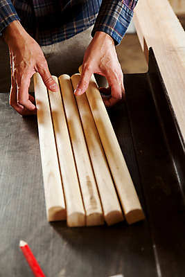 포토 JPG 해외이미지 백인 모델 직업 1 손 남자 조각 노동자 자 관리 한명 사람 성인 건물 목재 세로 장비 기구 공구 업무 작업 작업실 재산 널 목수 측정 목공예 고정 수목 업그레이드 옛날 조작 유일 해외202004 해외포토 서양인 나무 건축물 재료 문구용품 신체부위 금융 도구 공예 파일형식 이미지허브