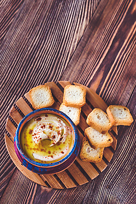 포토 JPG 해외이미지 그릇 빵 실내 사람없음 하이앵글 나무쟁반 중동음식 나무배경 해외202004 훔무스 해외포토 식기 음식 뷰포인트 백그라운드 쟁반 내부 목재 파일형식 이미지허브