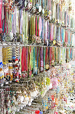 포토 JPG 해외이미지 전통 디자인 문화 백그라운드 목걸이 팔찌 선물 미술 사람없음 장식 빛 반사 유행 상점 침묵 축하 원형 시장 황금 보석 질감 부족 해외202004 해외포토 도형 컨셉 장신구 문화예술 소리 광석 파일형식 이미지허브