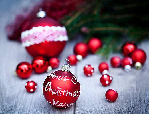 포토 JPG 해외이미지 크리스마스장식 크리스마스 실내 사람없음 아웃포커스 장식볼 오브젝트 오너먼트 나무배경 해외202004 해외포토 기념일 백그라운드 촬영기법 내부 장식 파일형식 이미지허브