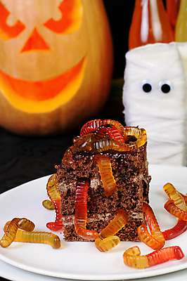 포토 JPG 해외이미지 접시 검은배경 디저트 실내 사람없음 할로윈 젤리 미라 잭오랜턴 케익칼 해외202004 해외포토 식기 음식 백그라운드 내부 검은색 칼 파일형식 이미지허브